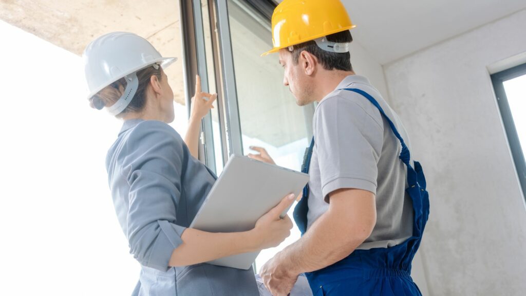 Equipo revisando una instalación de ventanas